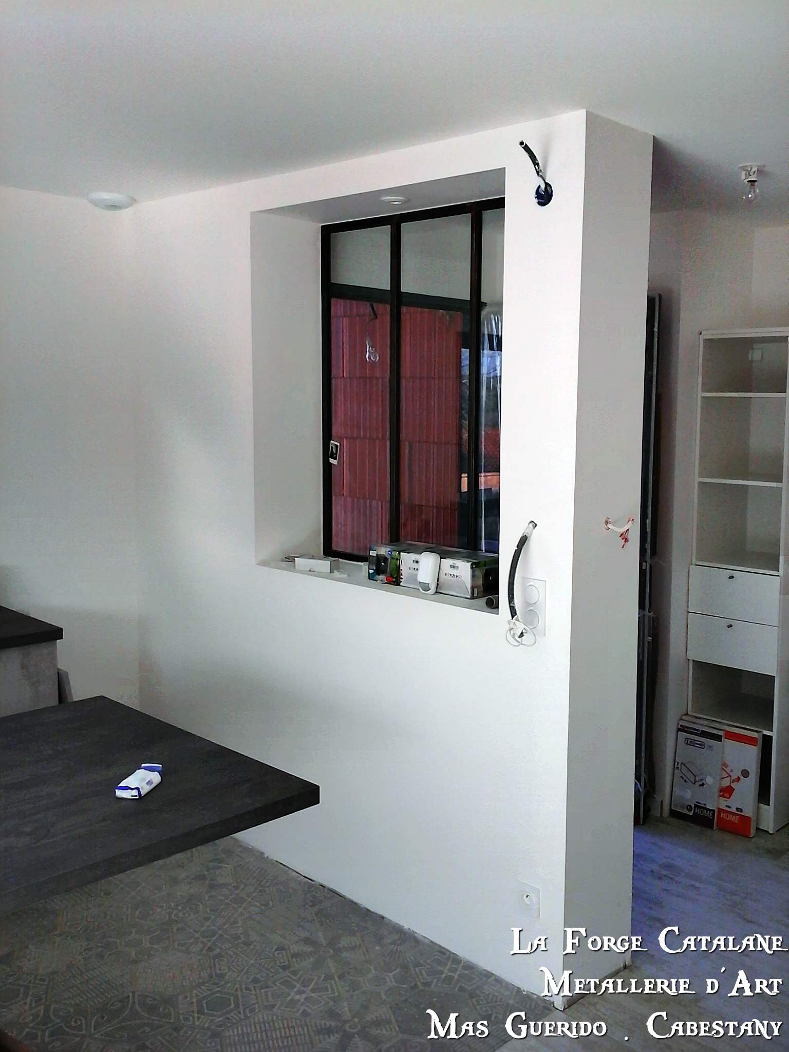 verriere fixe dans encadrement clair fer forge catalane.jpg